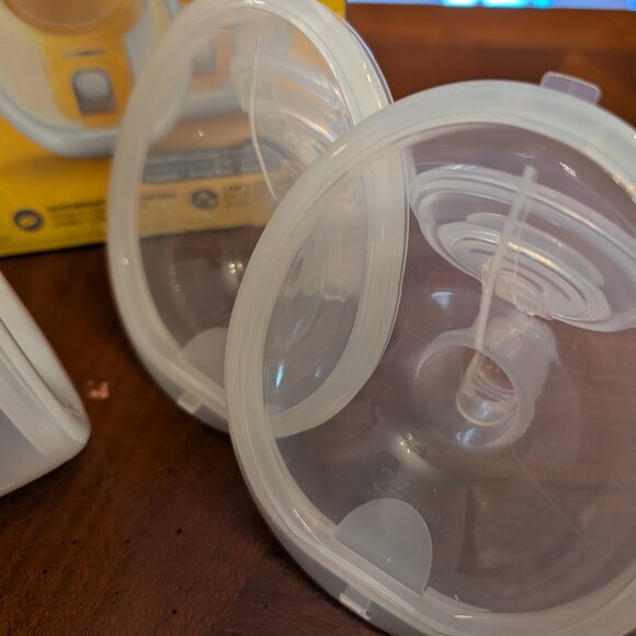 Medela Hands Free Collection Cup Set - Picture 2 of 4